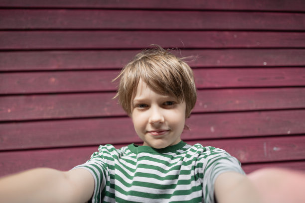 小男孩在自拍图片下载