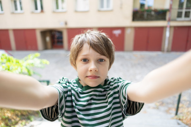 小男孩在自拍图片下载