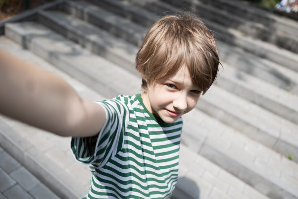 小男孩在自拍图片下载