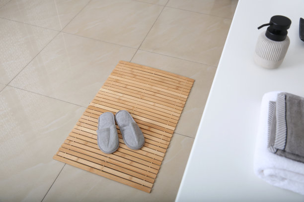 浴室地板上有木垫子和拖鞋图片下载