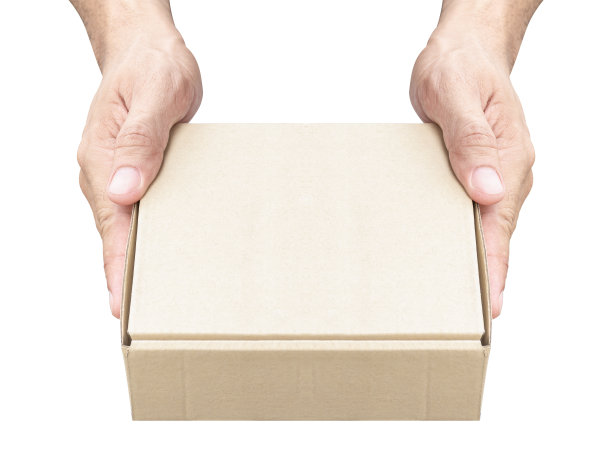 手持小纸箱孤立在白色背景与剪贴路径图片下载