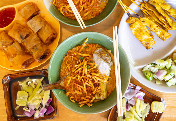 泰国北部食物(Khao Soi)，辣咖喱面和鸡肉汤，泰国当地食物图片下载