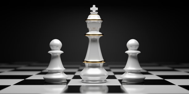 白色棋子。棋盘上的国王和两个小兵图片下载