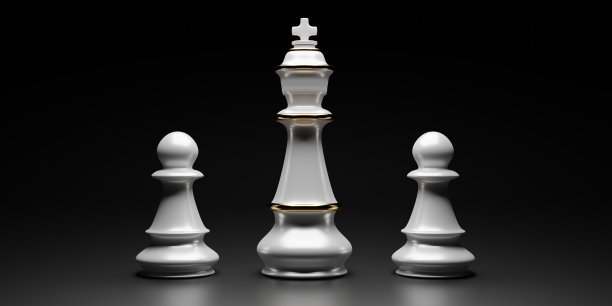 白色棋子。棋王和两个黑棋兵图片下载