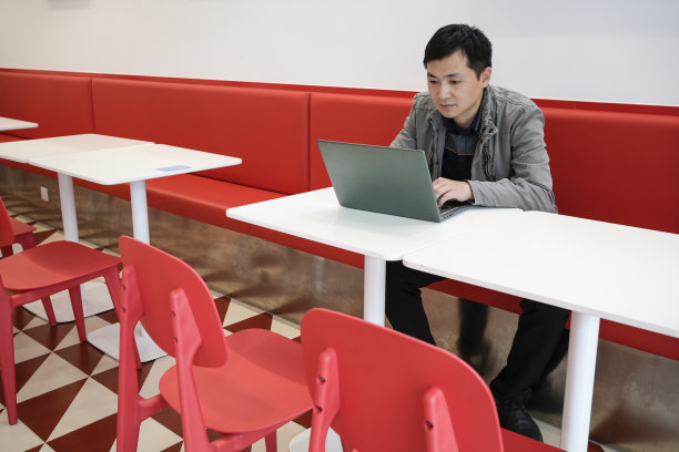 商人在餐馆里使用电脑图片下载