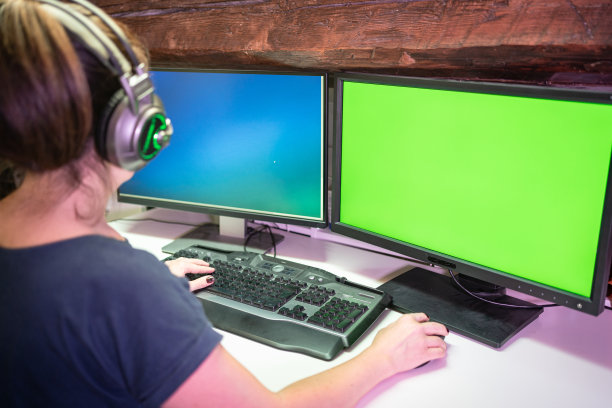 玩笔记本电脑的女人图片下载