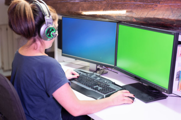 使用台式电脑和两台显示器图片下载