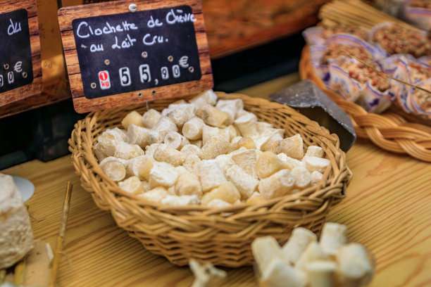 在法国昂蒂布的一家手工商店里，钟形的小山羊奶酪图片下载