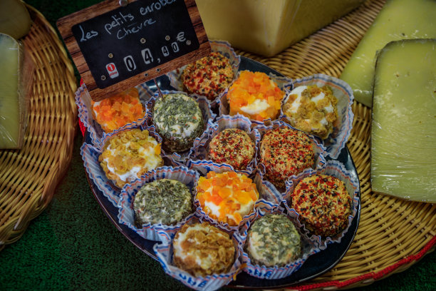 法国昂蒂布的一家商店，用香草和干果包裹山羊奶酪圆图片下载