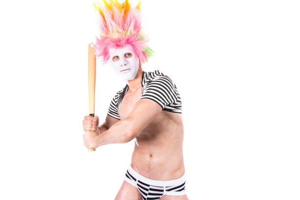 万圣节。带着球棒的坏性感男人。图片下载