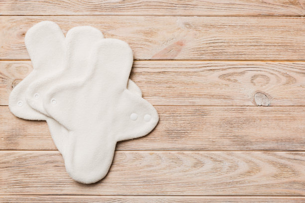 环保可重复使用的织物女性护垫。一套色彩鲜艳的可重复使用的月经垫。零浪费妇女周期概念与复制空间顶视图图片下载