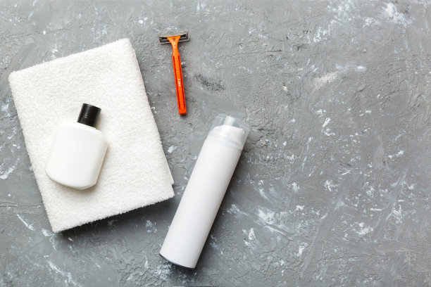 剃须人组。剃须机、毛巾、洗液、剃须泡沫等。男浴配件俯视图图片下载