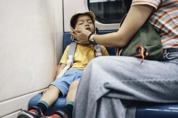 亚洲母子乘火车旅行图片下载