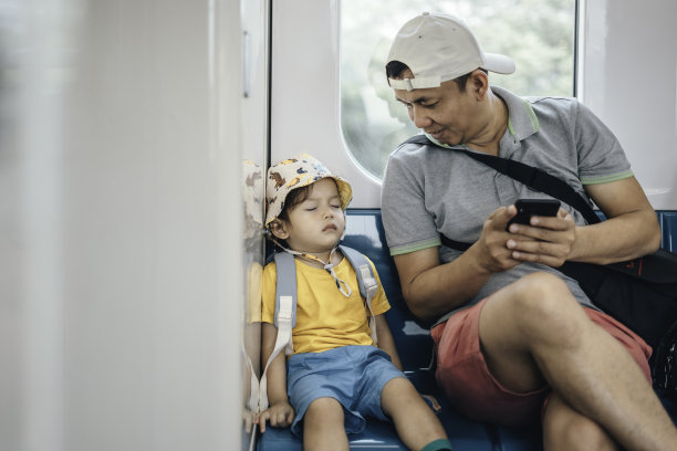 亚洲父子乘火车旅行图片下载