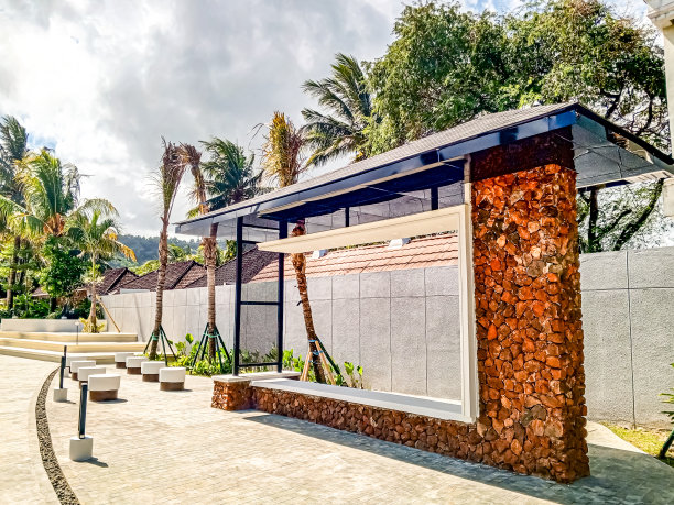 坐在公园有屋顶的凉亭里图片下载