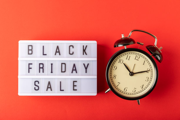 背景是闹钟，购物时间到了。黑色星期五图片下载