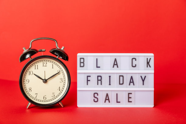背景是闹钟，购物时间到了。黑色星期五图片下载