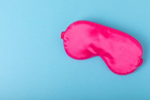 睡眠面罩，闹钟，失眠药和耳塞作为背景。休息的概念，睡眠质量，晚安，失眠和放松。从上面看。平躺图片下载