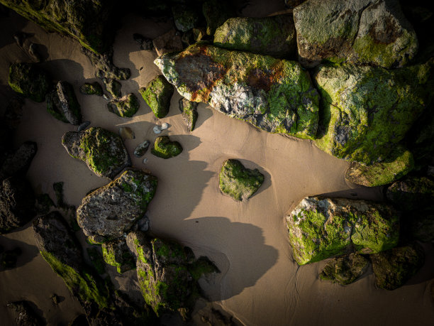 从空中俯瞰大海，沿着葡萄牙海岸的岩石形成纹理和形状图片下载