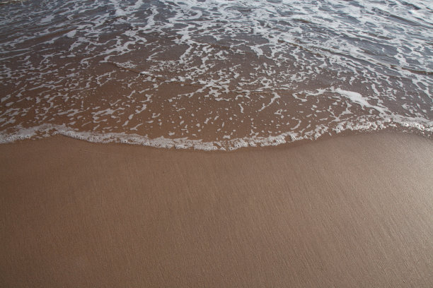 葡萄牙海滩上的沙滩和大海。图片下载