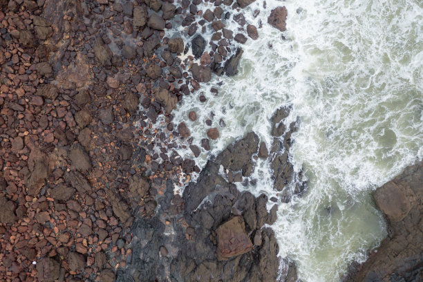 海浪和海边礁石图片下载