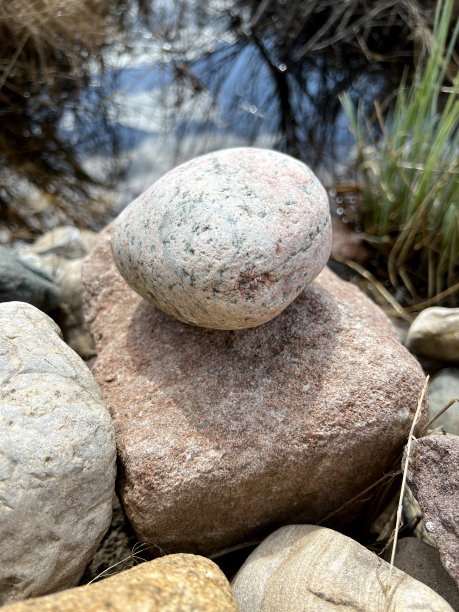 河床附近岩石的变化。图片下载