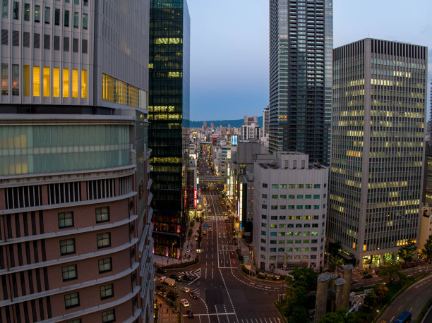 大阪梅田的傍晚。鸟瞰图图片下载