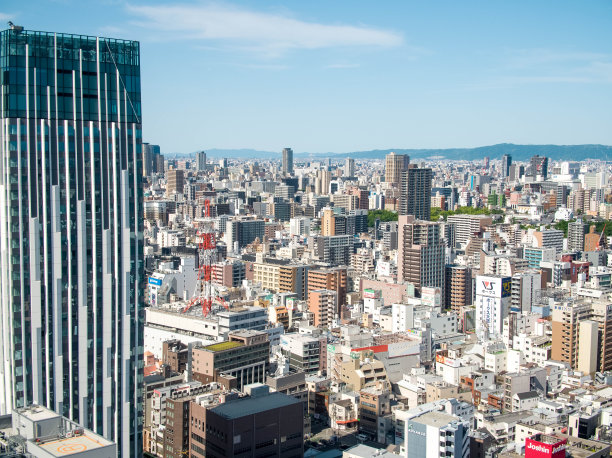 在阳光明媚的日子里俯瞰大阪南场图片下载