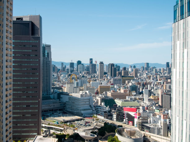 在阳光明媚的日子里俯瞰大阪南场图片下载