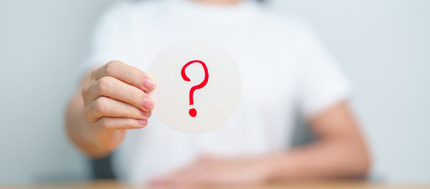 女秀问号(?)在纸上。FAQ，常见问题，答案，问答，信息，沟通和讯问概念图片下载