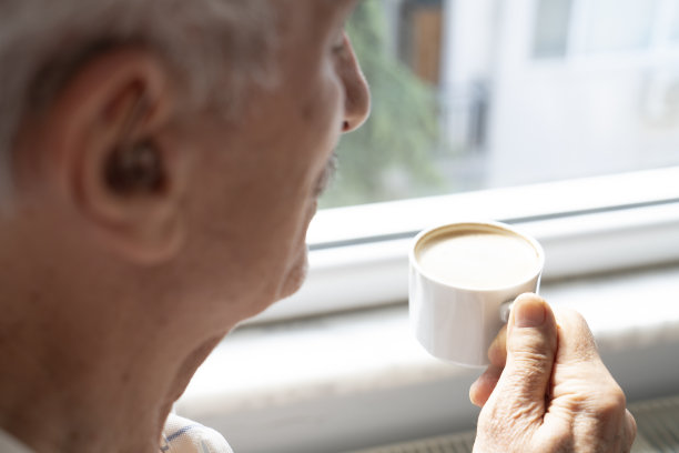 这个人正在喝咖啡，看着窗外图片下载