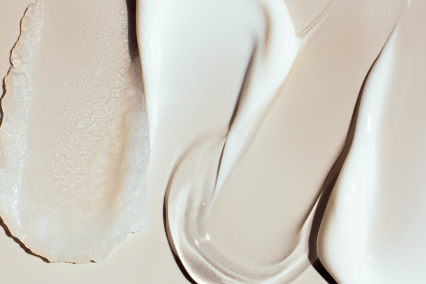 化妆品在米色背景上涂抹奶油质地图片下载