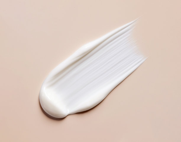 化妆品在米色背景上涂抹奶油质地图片下载