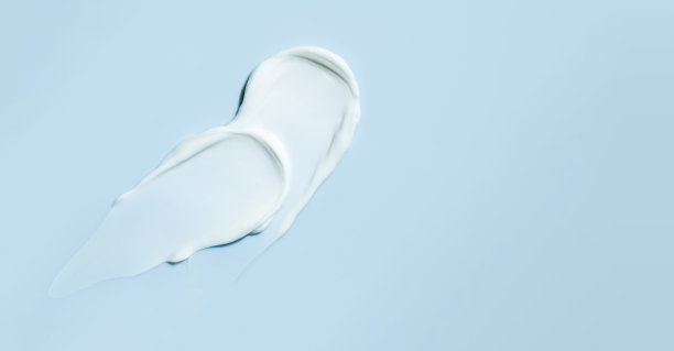 化妆品涂抹膏状纹理在蓝色的背景图片下载