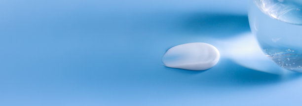 化妆品涂抹膏状纹理在蓝色的背景图片下载