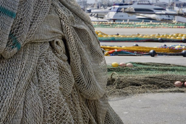 渔网。五颜六色的鱼网。渔网特写。全屏渔网。丹麦港口的渔网。图片下载