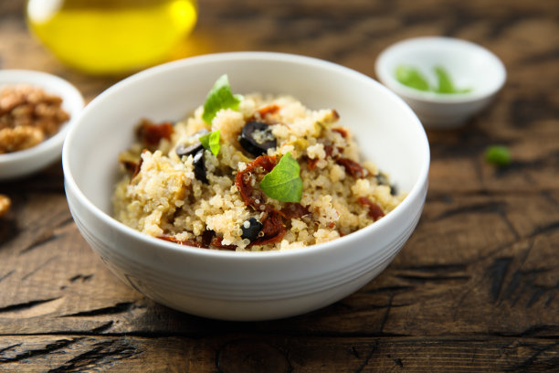 蒸粗麦粉配西红柿和橄榄图片下载