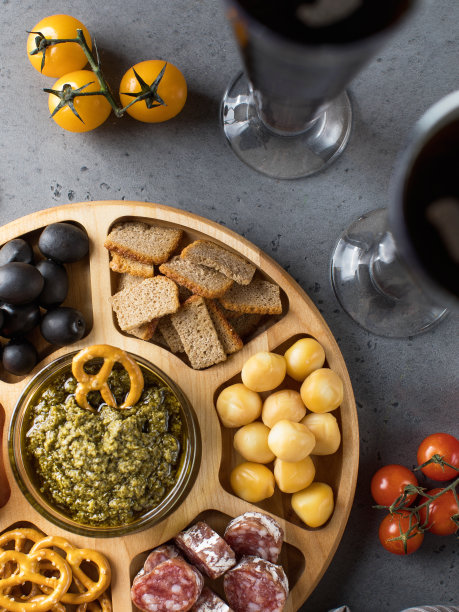 有啤酒小吃的木制动物园。一盘什锦香肠，奶酪，饼干。图片下载