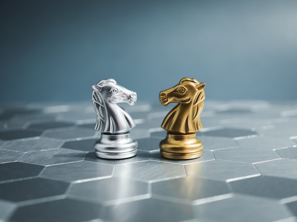 金马与银马的对抗，骑士棋子一起站在六边形图案的背景上。领导，伙伴关系，竞争者，竞争和商业战略概念。图片下载
