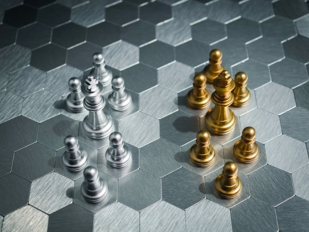 一组豪华的金银棋子，国王和小兵站在六边形地板背景上。竞争、游戏、战争、伙伴关系、对抗、遭遇、对抗和计划概念。图片下载