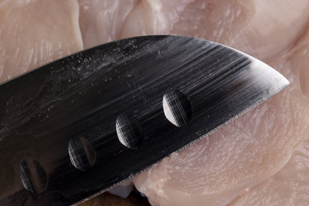 烹调过程中的新鲜和生鸡肉图片下载