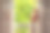 一个姜黄色头发的女人站在传统风格的阳台上享受她的早晨咖啡。欧洲或亚洲酒店里的一名妇女，旅游业正从大流行中复苏。由于接种疫苗，旅游业已经恢复。该女子在酒店被隔离了14天。图片下载