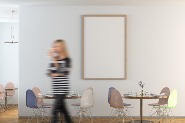 咖啡馆或餐厅室内，墙上有空白的海报图片下载