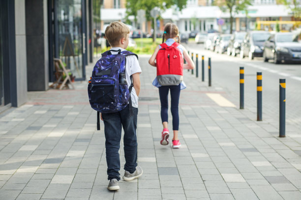 回到学校。孩子们上学是为了学习。开始上课。后视图图片下载