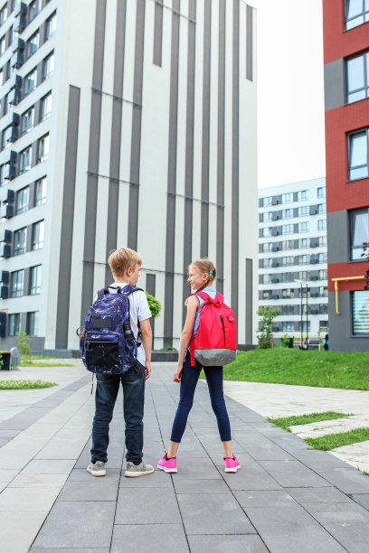 回到学校。孩子们上学是为了学习。开始上课。后视图。城市生活图片下载