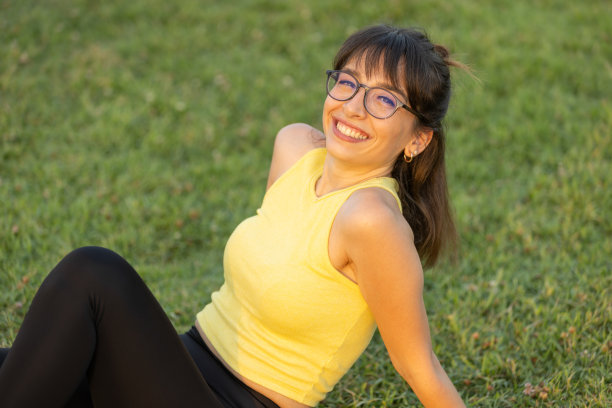 穿着运动服的年轻美女肖像。图片下载