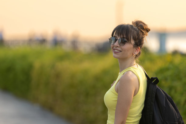 穿着运动服的年轻美女肖像。图片下载
