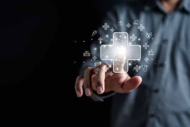 男士触摸加号象征积极思考心态或医疗保险概念、心理健康护理概念。图片下载