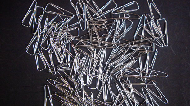 黑色背景上的回形针图片下载