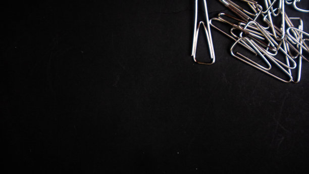 黑色背景上的回形针图片下载